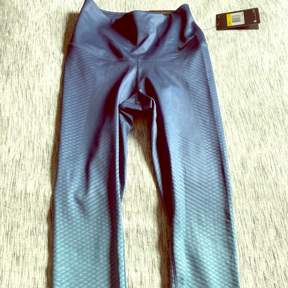 Nike Zonal Strength Capri Tight